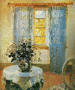 anna anchers stue med lysebla gardiner Anna Ancher